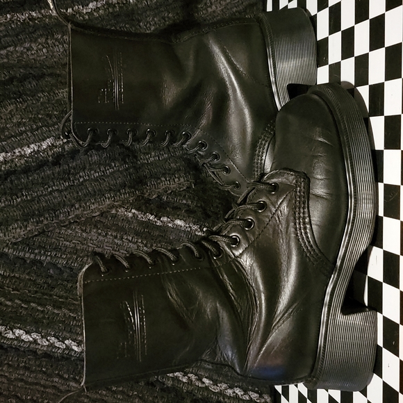 *SOLD* Made in England Dr. Martens Boots - Picture 4 of 12